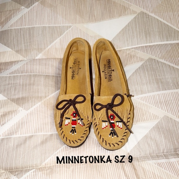 Minnetonka Tan Thunderbird Moccasins with Colorful Embroidery EUC SZ 9 - Picture 2 of 6